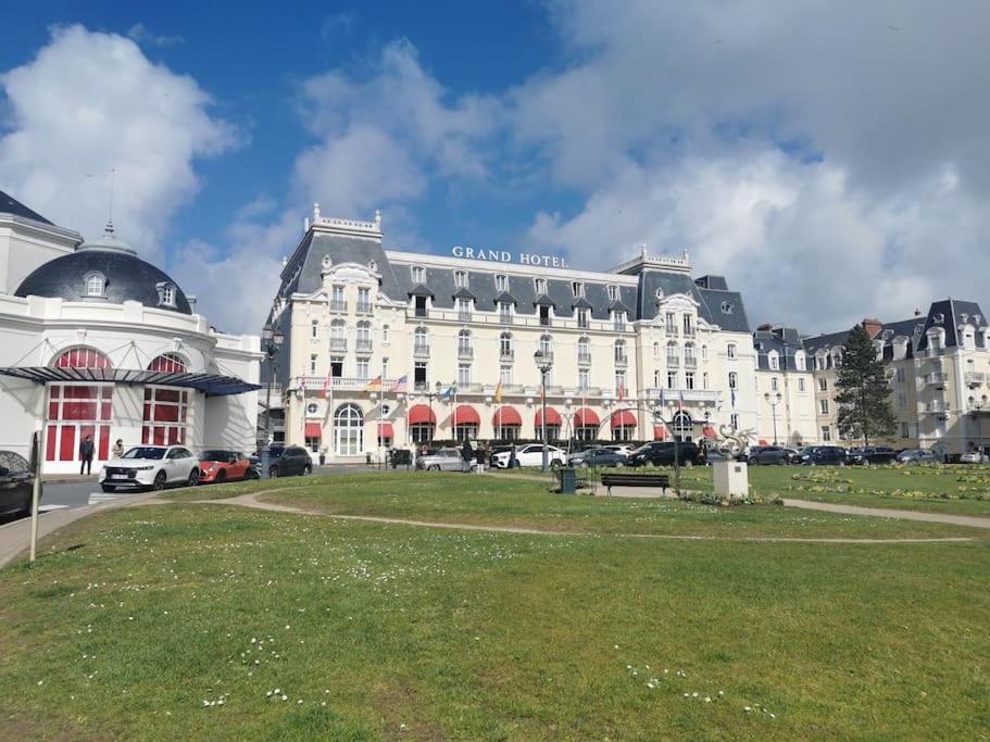 Cabourg Cosy, Appartement Refait A Neuf, 5 Min A Pied De La Mer Zewnętrze zdjęcie